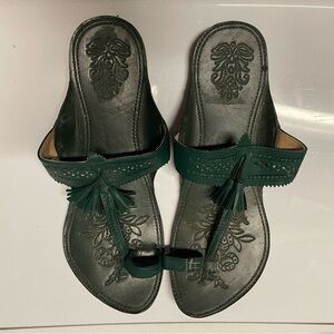 Indian Kohlapuri Flip Flop Sandals 9 Vegan Leather Wood Tassel Design Green